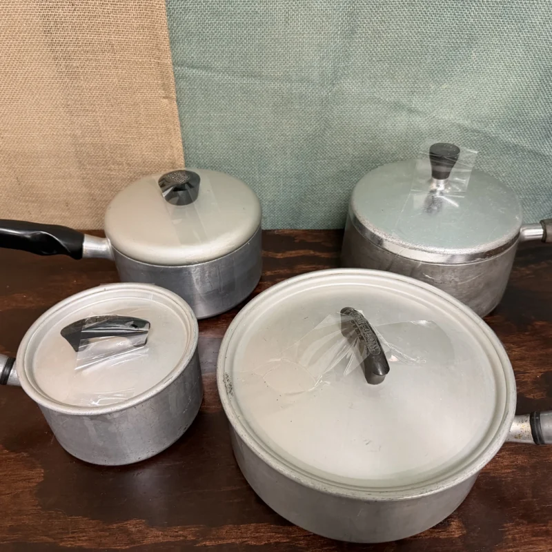 "Wear Ever" Aluminum Pot w/lid JB