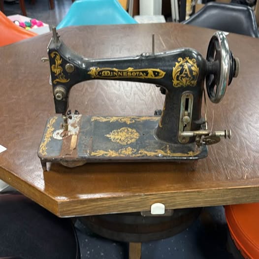 Minnesota Sewing Machine - DK